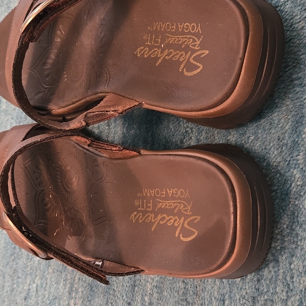 Like New! Sketchers Relaxed Fit Yoga Foam With Velcro Strap. - Picture 2 of 6